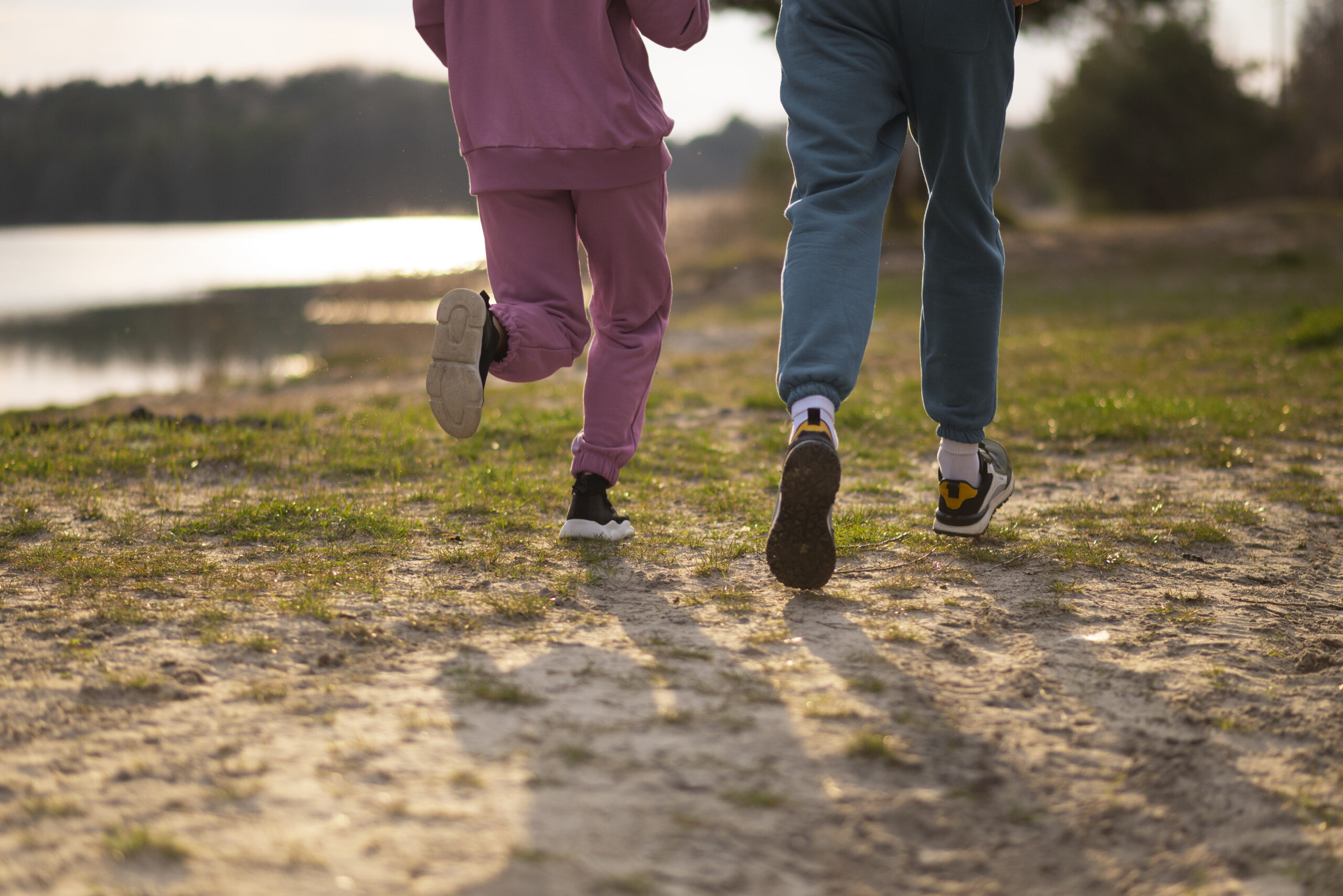 coppie-di-vista-posteriore-che-corrono-all-aperto